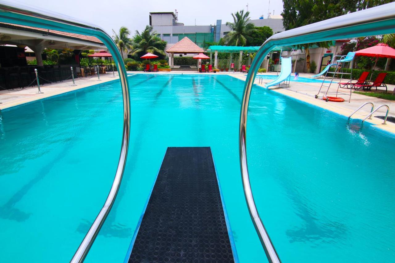 Ramada Plaza By Wyndham Karachi Airport Hotel Exterior foto Swimming pool