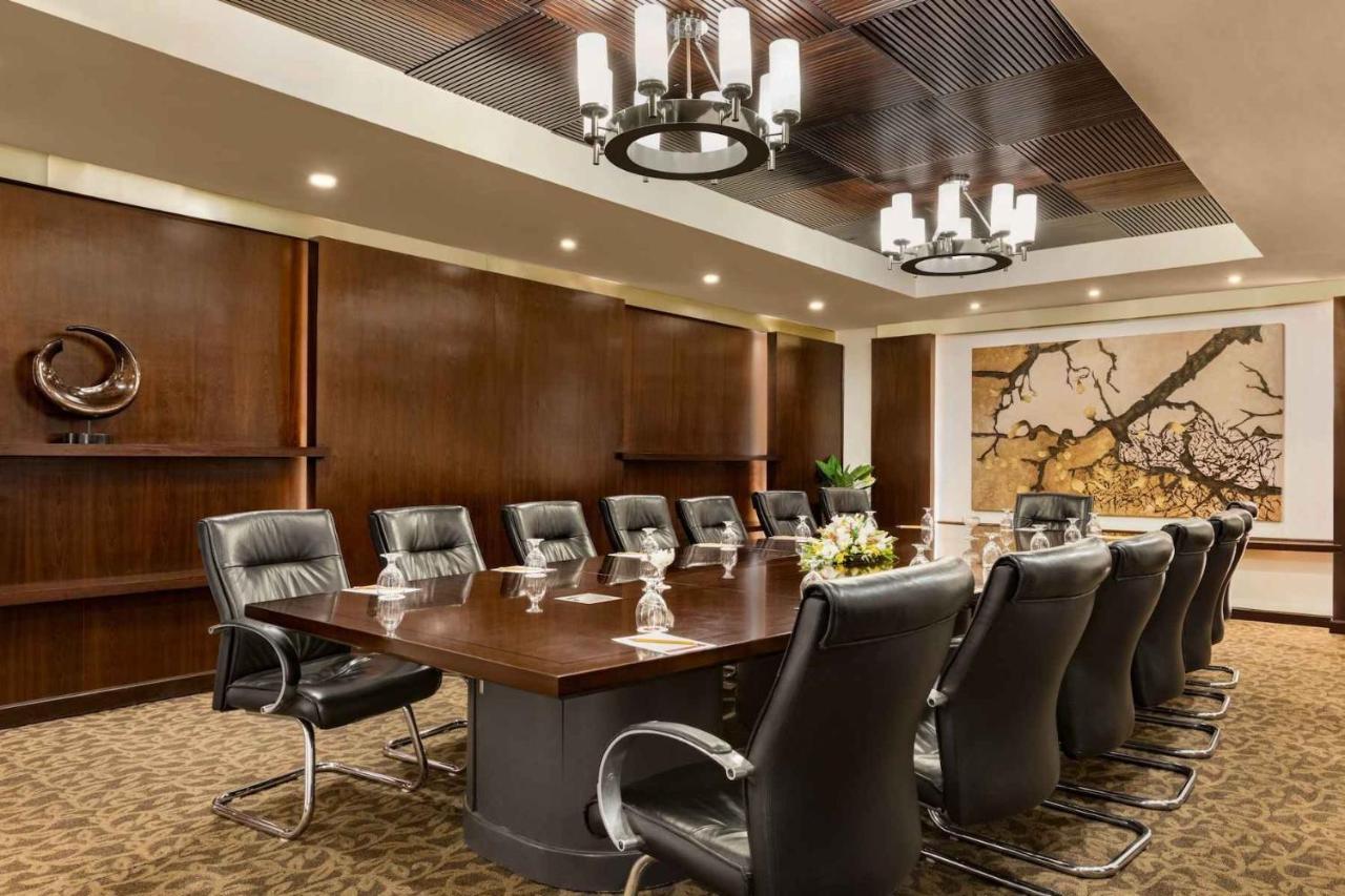 Ramada Plaza By Wyndham Karachi Airport Hotel Exterior foto Boardroom at the Westin Mumbai International